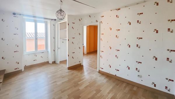 Maison de village + terrasse + garage et dépendances à Vertaizon