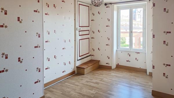 Maison de village + terrasse + garage et dépendances à Vertaizon