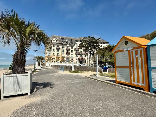 Vente
                Appartement38,1 m² - 2 Pièces -
                    DONVILLE LES BAINS (50350)