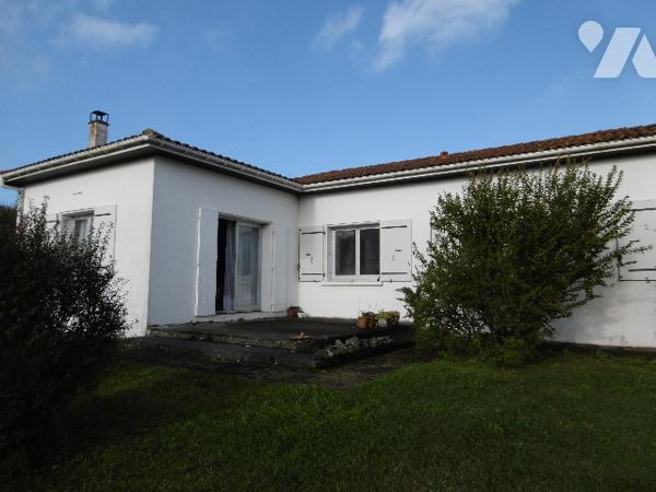 Maison d'habitation PP idéalement située avec 3 chambres, grand séjour-salon garage, jardin.