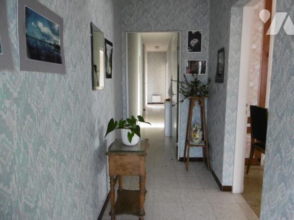 Maison d'habitation PP idéalement située avec 3 chambres, grand séjour-salon garage, jardin.