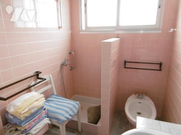 Maison d'habitation PP idéalement située avec 3 chambres, grand séjour-salon garage, jardin.