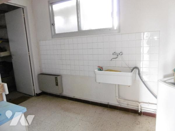 Maison d'habitation PP idéalement située avec 3 chambres, grand séjour-salon garage, jardin.