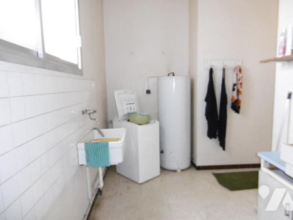 Maison d'habitation PP idéalement située avec 3 chambres, grand séjour-salon garage, jardin.