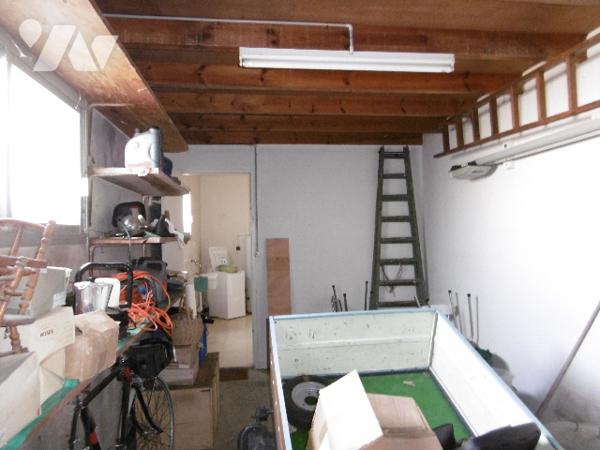 Maison d'habitation PP idéalement située avec 3 chambres, grand séjour-salon garage, jardin.