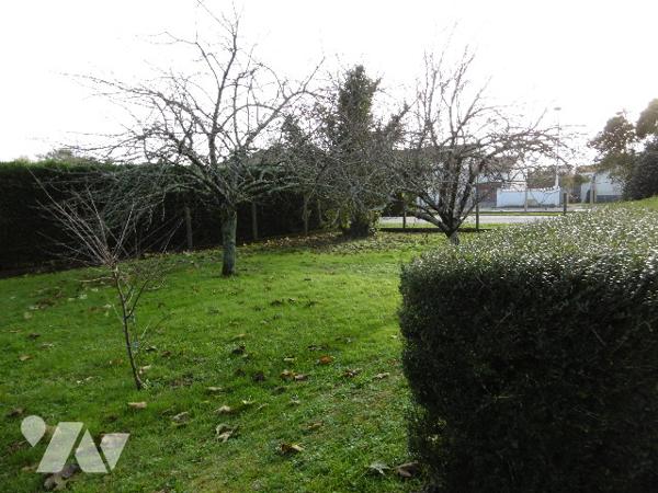 Maison d'habitation PP idéalement située avec 3 chambres, grand séjour-salon garage, jardin.