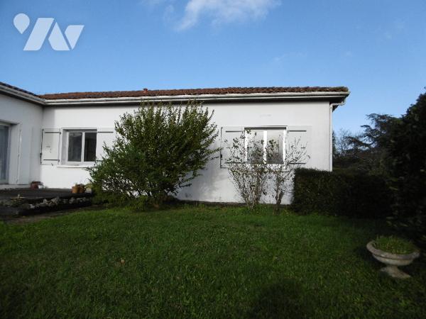 Maison d'habitation PP idéalement située avec 3 chambres, grand séjour-salon garage, jardin.