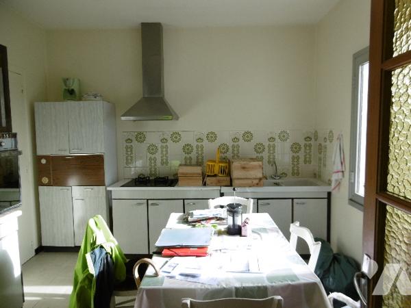 Maison d'habitation PP idéalement située avec 3 chambres, grand séjour-salon garage, jardin.