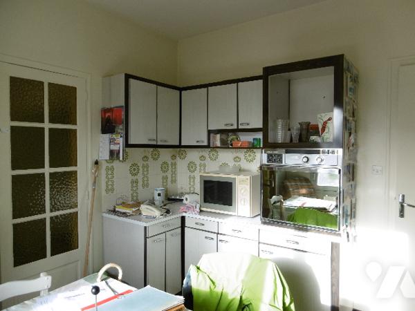 Maison d'habitation PP idéalement située avec 3 chambres, grand séjour-salon garage, jardin.