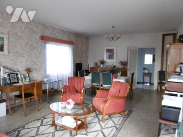 Maison d'habitation PP idéalement située avec 3 chambres, grand séjour-salon garage, jardin.