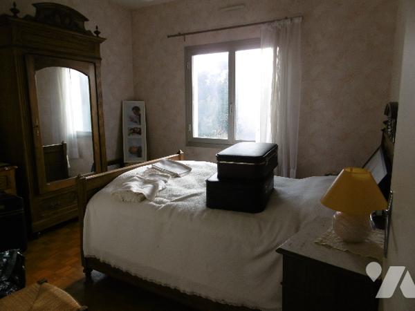 Maison d'habitation PP idéalement située avec 3 chambres, grand séjour-salon garage, jardin.