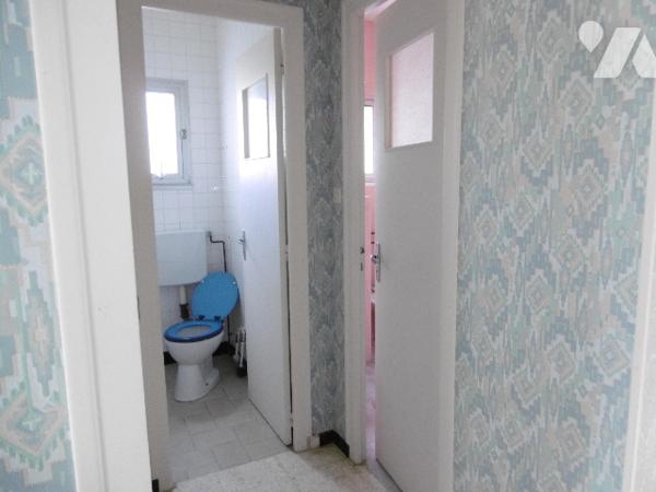 Maison d'habitation PP idéalement située avec 3 chambres, grand séjour-salon garage, jardin.