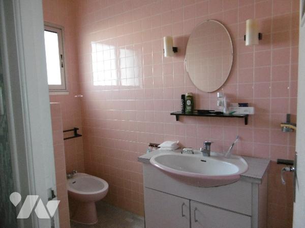 Maison d'habitation PP idéalement située avec 3 chambres, grand séjour-salon garage, jardin.