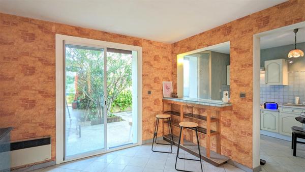 Agréable  Maison de ville jardin garage au calme .