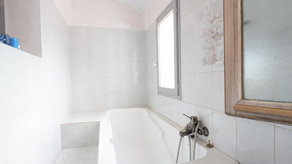 Agréable  Maison de ville jardin garage au calme .