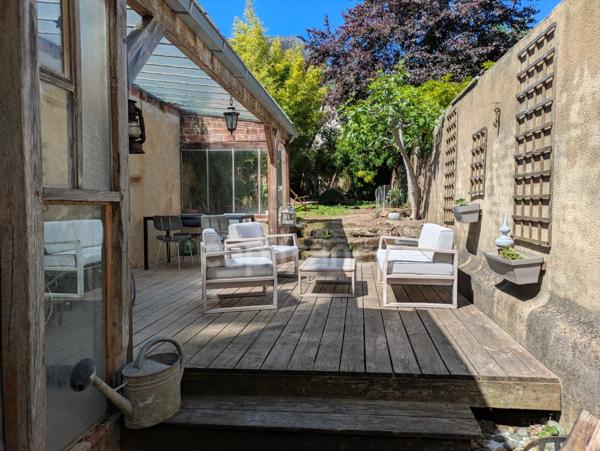 RIVE DROITE - MAISON DE CARACTERE AVEC AGREABLE JARDIN