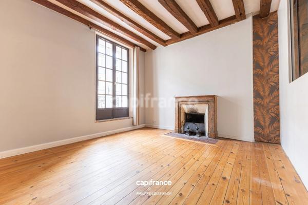 RIVE DROITE - MAISON DE CARACTERE AVEC AGREABLE JARDIN