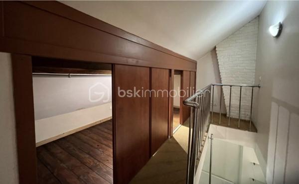 Magnifique duplex plein centre ville du havre. Deux chambres sdd avec wc grand séjour salon très lumineux avec cuisine ouverte citué au deuxième et dernier étage en parfait état ! 60 m2 mais 100 m2 au sol