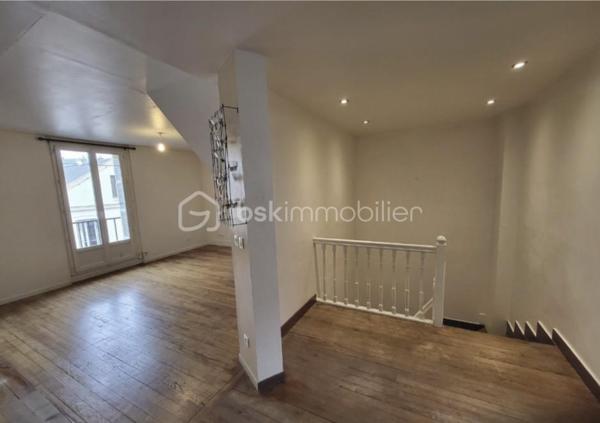 Magnifique duplex plein centre ville du havre. Deux chambres sdd avec wc grand séjour salon très lumineux avec cuisine ouverte citué au deuxième et dernier étage en parfait état ! 60 m2 mais 100 m2 au sol