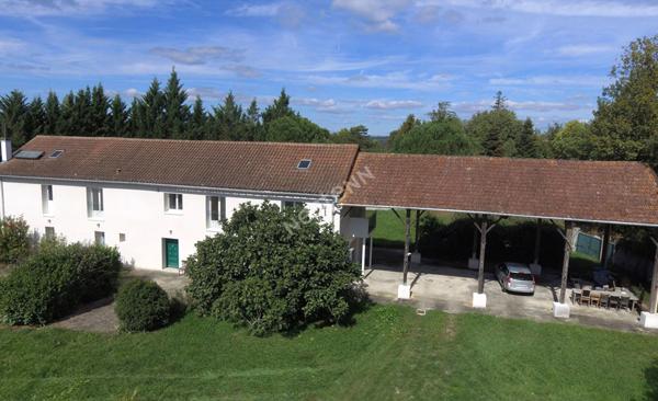 Grande maison récente de 320 m² sur un terrain de 2392 m2 avec partie constructible pour une seconde maison indépendante