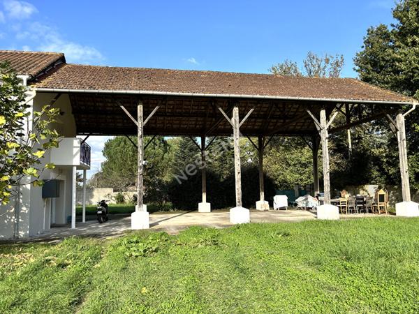 Grande maison récente de 320 m² sur un terrain de 2392 m2 avec partie constructible pour une seconde maison indépendante