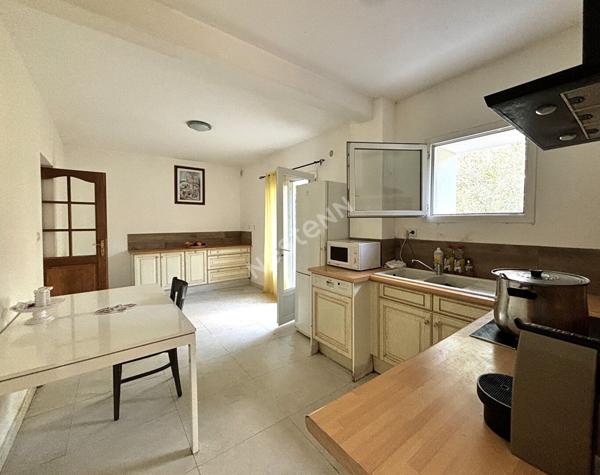 Grande maison récente de 320 m² sur un terrain de 2392 m2 avec partie constructible pour une seconde maison indépendante