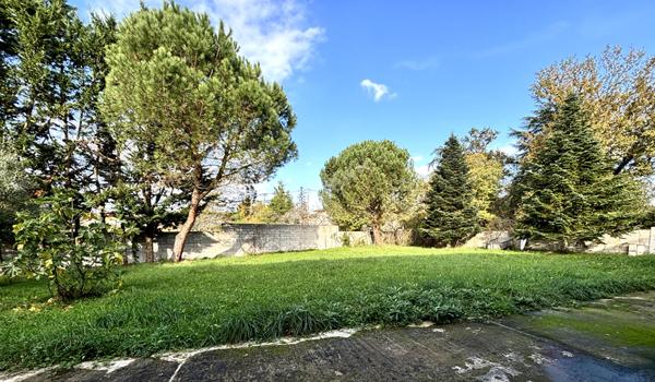 Grande maison récente de 320 m² sur un terrain de 2392 m2 avec partie constructible pour une seconde maison indépendante