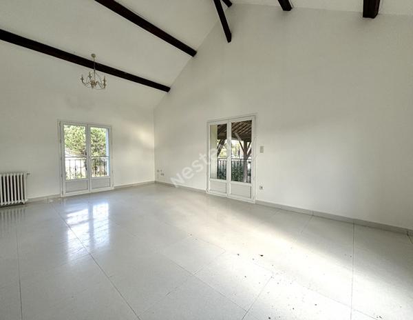 Grande maison récente de 320 m² sur un terrain de 2392 m2 avec partie constructible pour une seconde maison indépendante