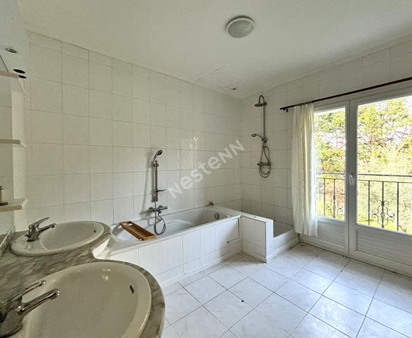 Grande maison récente de 320 m² sur un terrain de 2392 m2 avec partie constructible pour une seconde maison indépendante