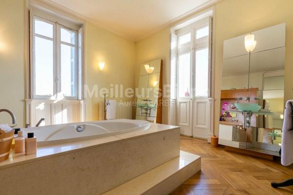 Château de Rêve au Cœur de la Gascogne : Un Trésor Historique avec Vue sur les Pyrénées