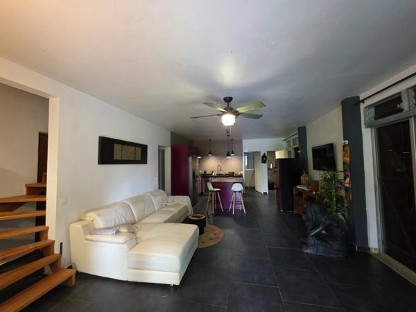 Villa 5 chambres + 2 F2 indépendants sur plus de 2400 m² de terrain