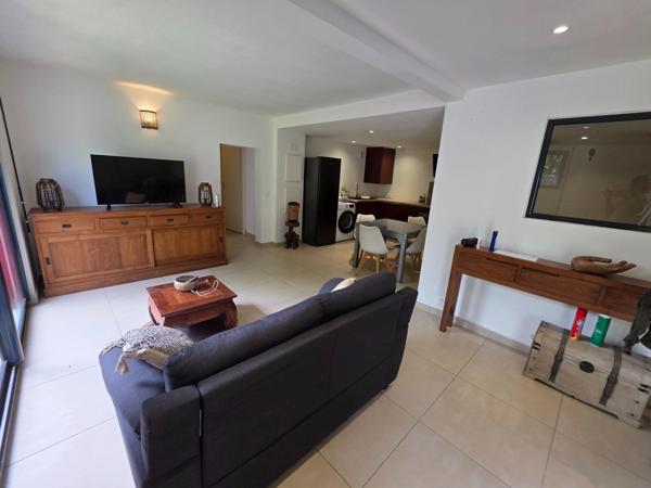 Villa 5 chambres + 2 F2 indépendants sur plus de 2400 m² de terrain