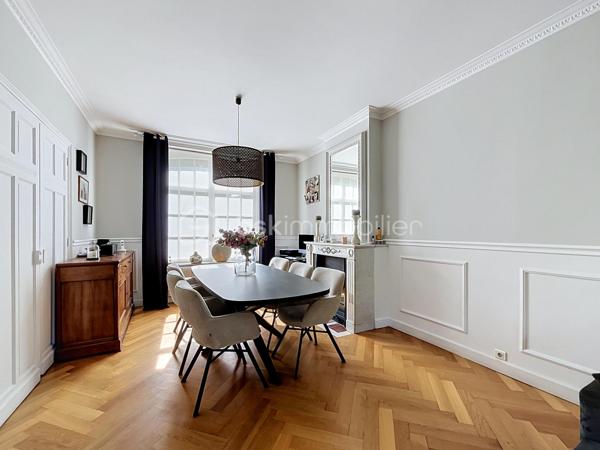 Roubaix, secteur Alfred Motte — Élégante maison semi-bourgeoise de caractère, idéalement située à proximité immédiate de toutes les commodités.
Cette demeure de charme a su conserver tout son cachet d’origine, tout en offrant de beaux volumes et un agencement parfaitement adapté à la vie familiale. Elle se compose de 5 chambres, de 2 salles de bain et de 3 WC, offrant ainsi confort et praticité au quotidien.
L’extérieur ne manquera pas de vous séduire avec son jardin d’environ 250 m², véritable espace de détente à l’abri des regards. Deux garages viennent compléter ce bien rare sur le secteur, tandis qu’un sous-sol complet d’environ 70 à 80 m² offre de multiples possibilités selon vos besoins.
Une propriété singulière, alliant élégance, volume et situation privilégiée. Un bien de qualité, à découvrir sans tarder.