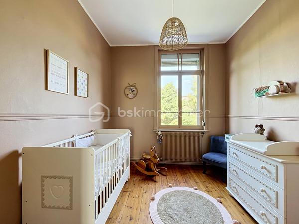 Roubaix, secteur Alfred Motte — Élégante maison semi-bourgeoise de caractère, idéalement située à proximité immédiate de toutes les commodités.
Cette demeure de charme a su conserver tout son cachet d’origine, tout en offrant de beaux volumes et un agencement parfaitement adapté à la vie familiale. Elle se compose de 5 chambres, de 2 salles de bain et de 3 WC, offrant ainsi confort et praticité au quotidien.
L’extérieur ne manquera pas de vous séduire avec son jardin d’environ 250 m², véritable espace de détente à l’abri des regards. Deux garages viennent compléter ce bien rare sur le secteur, tandis qu’un sous-sol complet d’environ 70 à 80 m² offre de multiples possibilités selon vos besoins.
Une propriété singulière, alliant élégance, volume et situation privilégiée. Un bien de qualité, à découvrir sans tarder.