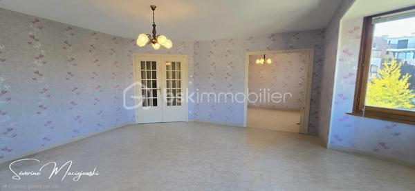 🏡✨ NOUVEAUTÉ EN EXCLUSIVITÉ 
                BRUAY-LA-BUISSIÈRE ✨🏡

💎 TRÈS BELLE OPPORTUNITÉ EN PLEIN CŒUR DU CENTRE-VILLE !

📍 Appartement de 103 m² 

Vous recherchez un appartement spacieux, idéalement situé et offrant de nombreuses possibilités d'aménagement ?
Ce bien saura vous séduire par ses volumes, son potentiel et son emplacement privilégié,
à proximité immédiate des commerces et de toutes les commodités.

✨ Il se compose de :
🚪 Une entrée spacieuse desservant les différentes pièces de l'appartement
🛋️ Un salon séjour de 30 m² avec accès terrasse
✨ Possibilité d'agrandir la pièce de vie pour obtenir un superbe salon séjour d'environ 40 m²
🍽️ Une cuisine équipée avec accès terrasse
🛏️ Une suite parentale de 13 m² avec sa salle d'eau
🛏️ Une chambre de 9 m²
🛏️ Une belle chambre de 15 m² avec dressing
💡 Possibilité de conserver une quatrième chambre de 12 m² selon la configuration choisie
🚿 Une seconde salle d'eau
🚽 Un WC indépendant
👗 De nombreux placards et espaces de rangement, dont un dressing

☀️ Un extérieur en plein centre-ville !
🌿 Une terrasse, véritable atout pour profiter des beaux jours.

⚙️ Côté confort :
🔥 Chauffage au gaz
🪟 Menuiseries double vitrage
⚡ Volets électriques
🌐 Fibre
🚗 Une place de stationnement privative et sécurisée
📦 Une cave

🔐 Une résidence sécurisée :
📹 Surveillance par caméra
🔢 Accès par digicode
🛗 Ascenseur
🏢 Appartement situé au 1er étage

💶 Copropriété et informations financières :
💰 Charges de copropriété : 1 670 €
🏡 Taxe foncière : 1 918 €
✅ Aucune procédure en cours au sein de la copropriété

💡 Le véritable atout de cet appartement ? Sa modularité ! Vous pouvez privilégier une configuration
 allant jusqu'à 4 chambres, ou choisir d'agrandir votre espace de vie pour profiter d'un magnifique salon séjour d'environ 40 m².

🏙️ 103 m² en plein centre-ville, une terrasse, un stationnement privatif, une cave, un ascenseur et toutes les commodités à proximité : 
un ensemble particulièrement intéressant aussi bien pour une résidence principale que pour un investissement immobilier.

💙 Cet appartement offre un excellent rapport surface/prix et un très beau potentiel !

📞 Une visite s'impose ! Contactez moi pour découvrir les différentes possibilités qu'offre cet appartement et vous projeter dans votre futur projet.
