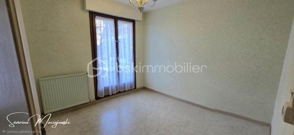 🏡✨ NOUVEAUTÉ EN EXCLUSIVITÉ 
                BRUAY-LA-BUISSIÈRE ✨🏡

💎 TRÈS BELLE OPPORTUNITÉ EN PLEIN CŒUR DU CENTRE-VILLE !

📍 Appartement de 103 m² 

Vous recherchez un appartement spacieux, idéalement situé et offrant de nombreuses possibilités d'aménagement ?
Ce bien saura vous séduire par ses volumes, son potentiel et son emplacement privilégié,
à proximité immédiate des commerces et de toutes les commodités.

✨ Il se compose de :
🚪 Une entrée spacieuse desservant les différentes pièces de l'appartement
🛋️ Un salon séjour de 30 m² avec accès terrasse
✨ Possibilité d'agrandir la pièce de vie pour obtenir un superbe salon séjour d'environ 40 m²
🍽️ Une cuisine équipée avec accès terrasse
🛏️ Une suite parentale de 13 m² avec sa salle d'eau
🛏️ Une chambre de 9 m²
🛏️ Une belle chambre de 15 m² avec dressing
💡 Possibilité de conserver une quatrième chambre de 12 m² selon la configuration choisie
🚿 Une seconde salle d'eau
🚽 Un WC indépendant
👗 De nombreux placards et espaces de rangement, dont un dressing

☀️ Un extérieur en plein centre-ville !
🌿 Une terrasse, véritable atout pour profiter des beaux jours.

⚙️ Côté confort :
🔥 Chauffage au gaz
🪟 Menuiseries double vitrage
⚡ Volets électriques
🌐 Fibre
🚗 Une place de stationnement privative et sécurisée
📦 Une cave

🔐 Une résidence sécurisée :
📹 Surveillance par caméra
🔢 Accès par digicode
🛗 Ascenseur
🏢 Appartement situé au 1er étage

💶 Copropriété et informations financières :
💰 Charges de copropriété : 1 670 €
🏡 Taxe foncière : 1 918 €
✅ Aucune procédure en cours au sein de la copropriété

💡 Le véritable atout de cet appartement ? Sa modularité ! Vous pouvez privilégier une configuration
 allant jusqu'à 4 chambres, ou choisir d'agrandir votre espace de vie pour profiter d'un magnifique salon séjour d'environ 40 m².

🏙️ 103 m² en plein centre-ville, une terrasse, un stationnement privatif, une cave, un ascenseur et toutes les commodités à proximité : 
un ensemble particulièrement intéressant aussi bien pour une résidence principale que pour un investissement immobilier.

💙 Cet appartement offre un excellent rapport surface/prix et un très beau potentiel !

📞 Une visite s'impose ! Contactez moi pour découvrir les différentes possibilités qu'offre cet appartement et vous projeter dans votre futur projet.