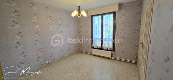 🏡✨ NOUVEAUTÉ EN EXCLUSIVITÉ 
                BRUAY-LA-BUISSIÈRE ✨🏡

💎 TRÈS BELLE OPPORTUNITÉ EN PLEIN CŒUR DU CENTRE-VILLE !

📍 Appartement de 103 m² 

Vous recherchez un appartement spacieux, idéalement situé et offrant de nombreuses possibilités d'aménagement ?
Ce bien saura vous séduire par ses volumes, son potentiel et son emplacement privilégié,
à proximité immédiate des commerces et de toutes les commodités.

✨ Il se compose de :
🚪 Une entrée spacieuse desservant les différentes pièces de l'appartement
🛋️ Un salon séjour de 30 m² avec accès terrasse
✨ Possibilité d'agrandir la pièce de vie pour obtenir un superbe salon séjour d'environ 40 m²
🍽️ Une cuisine équipée avec accès terrasse
🛏️ Une suite parentale de 13 m² avec sa salle d'eau
🛏️ Une chambre de 9 m²
🛏️ Une belle chambre de 15 m² avec dressing
💡 Possibilité de conserver une quatrième chambre de 12 m² selon la configuration choisie
🚿 Une seconde salle d'eau
🚽 Un WC indépendant
👗 De nombreux placards et espaces de rangement, dont un dressing

☀️ Un extérieur en plein centre-ville !
🌿 Une terrasse, véritable atout pour profiter des beaux jours.

⚙️ Côté confort :
🔥 Chauffage au gaz
🪟 Menuiseries double vitrage
⚡ Volets électriques
🌐 Fibre
🚗 Une place de stationnement privative et sécurisée
📦 Une cave

🔐 Une résidence sécurisée :
📹 Surveillance par caméra
🔢 Accès par digicode
🛗 Ascenseur
🏢 Appartement situé au 1er étage

💶 Copropriété et informations financières :
💰 Charges de copropriété : 1 670 €
🏡 Taxe foncière : 1 918 €
✅ Aucune procédure en cours au sein de la copropriété

💡 Le véritable atout de cet appartement ? Sa modularité ! Vous pouvez privilégier une configuration
 allant jusqu'à 4 chambres, ou choisir d'agrandir votre espace de vie pour profiter d'un magnifique salon séjour d'environ 40 m².

🏙️ 103 m² en plein centre-ville, une terrasse, un stationnement privatif, une cave, un ascenseur et toutes les commodités à proximité : 
un ensemble particulièrement intéressant aussi bien pour une résidence principale que pour un investissement immobilier.

💙 Cet appartement offre un excellent rapport surface/prix et un très beau potentiel !

📞 Une visite s'impose ! Contactez moi pour découvrir les différentes possibilités qu'offre cet appartement et vous projeter dans votre futur projet.