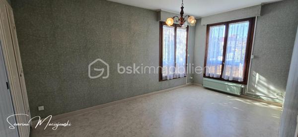 🏡✨ NOUVEAUTÉ EN EXCLUSIVITÉ 
                BRUAY-LA-BUISSIÈRE ✨🏡

💎 TRÈS BELLE OPPORTUNITÉ EN PLEIN CŒUR DU CENTRE-VILLE !

📍 Appartement de 103 m² 

Vous recherchez un appartement spacieux, idéalement situé et offrant de nombreuses possibilités d'aménagement ?
Ce bien saura vous séduire par ses volumes, son potentiel et son emplacement privilégié,
à proximité immédiate des commerces et de toutes les commodités.

✨ Il se compose de :
🚪 Une entrée spacieuse desservant les différentes pièces de l'appartement
🛋️ Un salon séjour de 30 m² avec accès terrasse
✨ Possibilité d'agrandir la pièce de vie pour obtenir un superbe salon séjour d'environ 40 m²
🍽️ Une cuisine équipée avec accès terrasse
🛏️ Une suite parentale de 13 m² avec sa salle d'eau
🛏️ Une chambre de 9 m²
🛏️ Une belle chambre de 15 m² avec dressing
💡 Possibilité de conserver une quatrième chambre de 12 m² selon la configuration choisie
🚿 Une seconde salle d'eau
🚽 Un WC indépendant
👗 De nombreux placards et espaces de rangement, dont un dressing

☀️ Un extérieur en plein centre-ville !
🌿 Une terrasse, véritable atout pour profiter des beaux jours.

⚙️ Côté confort :
🔥 Chauffage au gaz
🪟 Menuiseries double vitrage
⚡ Volets électriques
🌐 Fibre
🚗 Une place de stationnement privative et sécurisée
📦 Une cave

🔐 Une résidence sécurisée :
📹 Surveillance par caméra
🔢 Accès par digicode
🛗 Ascenseur
🏢 Appartement situé au 1er étage

💶 Copropriété et informations financières :
💰 Charges de copropriété : 1 670 €
🏡 Taxe foncière : 1 918 €
✅ Aucune procédure en cours au sein de la copropriété

💡 Le véritable atout de cet appartement ? Sa modularité ! Vous pouvez privilégier une configuration
 allant jusqu'à 4 chambres, ou choisir d'agrandir votre espace de vie pour profiter d'un magnifique salon séjour d'environ 40 m².

🏙️ 103 m² en plein centre-ville, une terrasse, un stationnement privatif, une cave, un ascenseur et toutes les commodités à proximité : 
un ensemble particulièrement intéressant aussi bien pour une résidence principale que pour un investissement immobilier.

💙 Cet appartement offre un excellent rapport surface/prix et un très beau potentiel !

📞 Une visite s'impose ! Contactez moi pour découvrir les différentes possibilités qu'offre cet appartement et vous projeter dans votre futur projet.