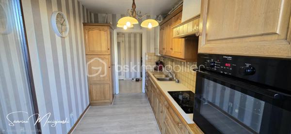 🏡✨ NOUVEAUTÉ EN EXCLUSIVITÉ 
                BRUAY-LA-BUISSIÈRE ✨🏡

💎 TRÈS BELLE OPPORTUNITÉ EN PLEIN CŒUR DU CENTRE-VILLE !

📍 Appartement de 103 m² 

Vous recherchez un appartement spacieux, idéalement situé et offrant de nombreuses possibilités d'aménagement ?
Ce bien saura vous séduire par ses volumes, son potentiel et son emplacement privilégié,
à proximité immédiate des commerces et de toutes les commodités.

✨ Il se compose de :
🚪 Une entrée spacieuse desservant les différentes pièces de l'appartement
🛋️ Un salon séjour de 30 m² avec accès terrasse
✨ Possibilité d'agrandir la pièce de vie pour obtenir un superbe salon séjour d'environ 40 m²
🍽️ Une cuisine équipée avec accès terrasse
🛏️ Une suite parentale de 13 m² avec sa salle d'eau
🛏️ Une chambre de 9 m²
🛏️ Une belle chambre de 15 m² avec dressing
💡 Possibilité de conserver une quatrième chambre de 12 m² selon la configuration choisie
🚿 Une seconde salle d'eau
🚽 Un WC indépendant
👗 De nombreux placards et espaces de rangement, dont un dressing

☀️ Un extérieur en plein centre-ville !
🌿 Une terrasse, véritable atout pour profiter des beaux jours.

⚙️ Côté confort :
🔥 Chauffage au gaz
🪟 Menuiseries double vitrage
⚡ Volets électriques
🌐 Fibre
🚗 Une place de stationnement privative et sécurisée
📦 Une cave

🔐 Une résidence sécurisée :
📹 Surveillance par caméra
🔢 Accès par digicode
🛗 Ascenseur
🏢 Appartement situé au 1er étage

💶 Copropriété et informations financières :
💰 Charges de copropriété : 1 670 €
🏡 Taxe foncière : 1 918 €
✅ Aucune procédure en cours au sein de la copropriété

💡 Le véritable atout de cet appartement ? Sa modularité ! Vous pouvez privilégier une configuration
 allant jusqu'à 4 chambres, ou choisir d'agrandir votre espace de vie pour profiter d'un magnifique salon séjour d'environ 40 m².

🏙️ 103 m² en plein centre-ville, une terrasse, un stationnement privatif, une cave, un ascenseur et toutes les commodités à proximité : 
un ensemble particulièrement intéressant aussi bien pour une résidence principale que pour un investissement immobilier.

💙 Cet appartement offre un excellent rapport surface/prix et un très beau potentiel !

📞 Une visite s'impose ! Contactez moi pour découvrir les différentes possibilités qu'offre cet appartement et vous projeter dans votre futur projet.