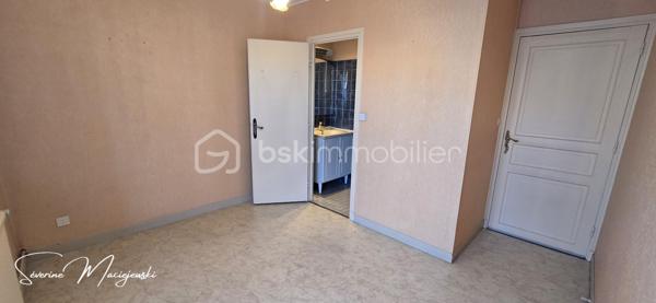 🏡✨ NOUVEAUTÉ EN EXCLUSIVITÉ 
                BRUAY-LA-BUISSIÈRE ✨🏡

💎 TRÈS BELLE OPPORTUNITÉ EN PLEIN CŒUR DU CENTRE-VILLE !

📍 Appartement de 103 m² 

Vous recherchez un appartement spacieux, idéalement situé et offrant de nombreuses possibilités d'aménagement ?
Ce bien saura vous séduire par ses volumes, son potentiel et son emplacement privilégié,
à proximité immédiate des commerces et de toutes les commodités.

✨ Il se compose de :
🚪 Une entrée spacieuse desservant les différentes pièces de l'appartement
🛋️ Un salon séjour de 30 m² avec accès terrasse
✨ Possibilité d'agrandir la pièce de vie pour obtenir un superbe salon séjour d'environ 40 m²
🍽️ Une cuisine équipée avec accès terrasse
🛏️ Une suite parentale de 13 m² avec sa salle d'eau
🛏️ Une chambre de 9 m²
🛏️ Une belle chambre de 15 m² avec dressing
💡 Possibilité de conserver une quatrième chambre de 12 m² selon la configuration choisie
🚿 Une seconde salle d'eau
🚽 Un WC indépendant
👗 De nombreux placards et espaces de rangement, dont un dressing

☀️ Un extérieur en plein centre-ville !
🌿 Une terrasse, véritable atout pour profiter des beaux jours.

⚙️ Côté confort :
🔥 Chauffage au gaz
🪟 Menuiseries double vitrage
⚡ Volets électriques
🌐 Fibre
🚗 Une place de stationnement privative et sécurisée
📦 Une cave

🔐 Une résidence sécurisée :
📹 Surveillance par caméra
🔢 Accès par digicode
🛗 Ascenseur
🏢 Appartement situé au 1er étage

💶 Copropriété et informations financières :
💰 Charges de copropriété : 1 670 €
🏡 Taxe foncière : 1 918 €
✅ Aucune procédure en cours au sein de la copropriété

💡 Le véritable atout de cet appartement ? Sa modularité ! Vous pouvez privilégier une configuration
 allant jusqu'à 4 chambres, ou choisir d'agrandir votre espace de vie pour profiter d'un magnifique salon séjour d'environ 40 m².

🏙️ 103 m² en plein centre-ville, une terrasse, un stationnement privatif, une cave, un ascenseur et toutes les commodités à proximité : 
un ensemble particulièrement intéressant aussi bien pour une résidence principale que pour un investissement immobilier.

💙 Cet appartement offre un excellent rapport surface/prix et un très beau potentiel !

📞 Une visite s'impose ! Contactez moi pour découvrir les différentes possibilités qu'offre cet appartement et vous projeter dans votre futur projet.