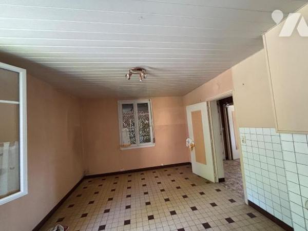 Nouveau mandat, maison de village à rénover située sur la commune de Chemery/Chehery composé co...