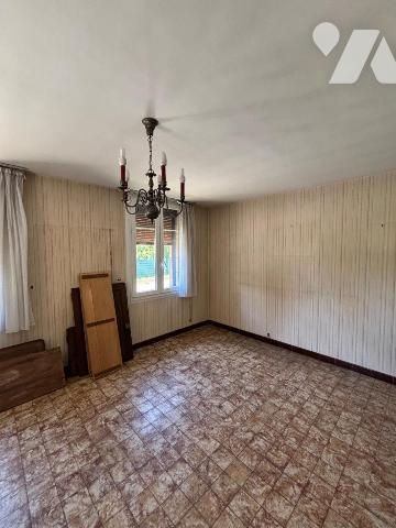 Nouveau mandat, maison de village à rénover située sur la commune de Chemery/Chehery composé co...