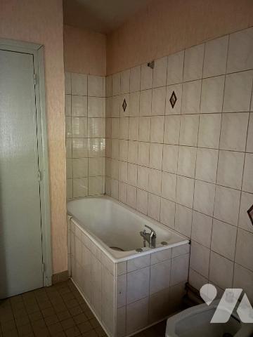 Nouveau mandat, maison de village à rénover située sur la commune de Chemery/Chehery composé co...