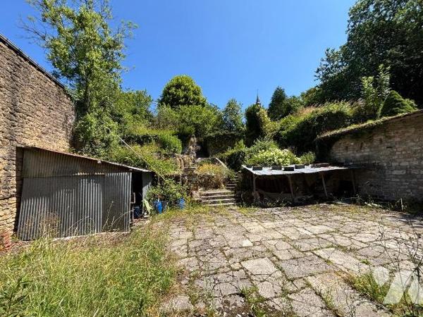 Nouveau mandat, maison de village à rénover située sur la commune de Chemery/Chehery composé co...