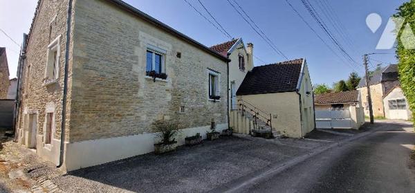 LES RICEYS Maison d'habitation d'une surface d'environ 170m² avec jardin clos.