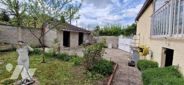 LES RICEYS Maison d'habitation d'une surface d'environ 170m² avec jardin clos.