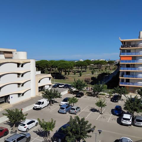APPARTEMENT AVEC PETITE VUE MER, BALCON ET PARKING PRIVATIF Le Grau-du-Roi (30240)