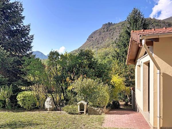 Rarissime, maison en pierres face au lac de Mercus