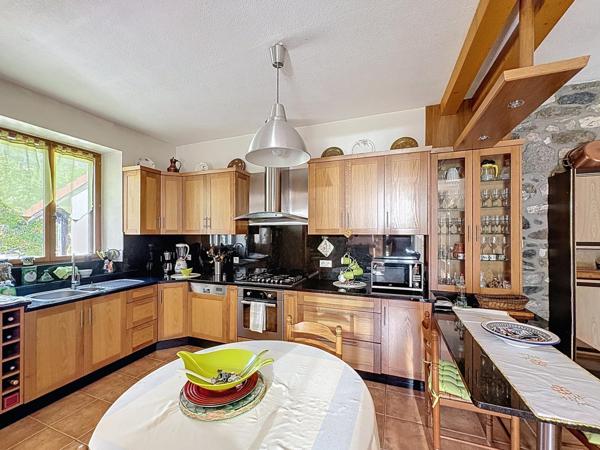 Rarissime, maison en pierres face au lac de Mercus