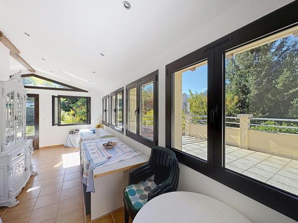 Rarissime, maison en pierres face au lac de Mercus